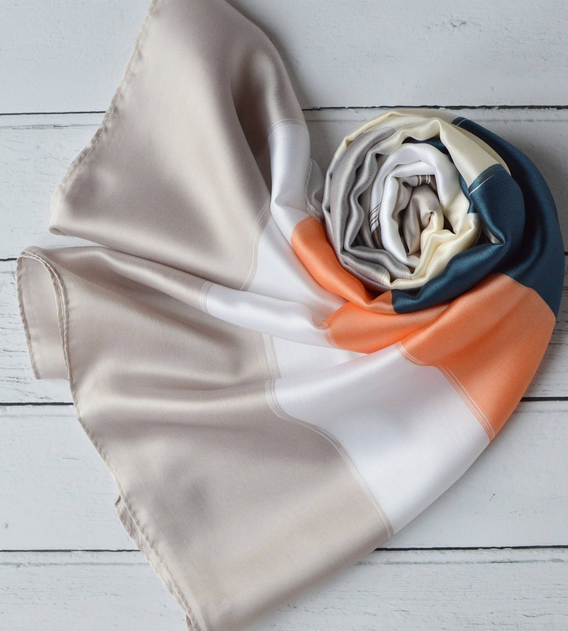 Seidiger Satin-Schal Block Stripe Print Wrap in Blass Orange Blau Creme & Grau Beach Sarong Oder Cover Up Seidiger Satin-Schal Block Stripe Print Wrap in Blass Orange Blau Creme & Grau Beach Sarong Oder Cover Up von AYStudioUK