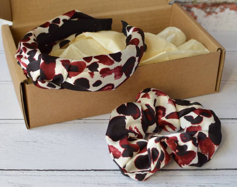 Seidiges Satin-Stirnband Verdrehter Knoten-Stil Leopard-Druck-Rotes Starres Haarband Mit Passender Scrunchie-Option von AYStudioUK