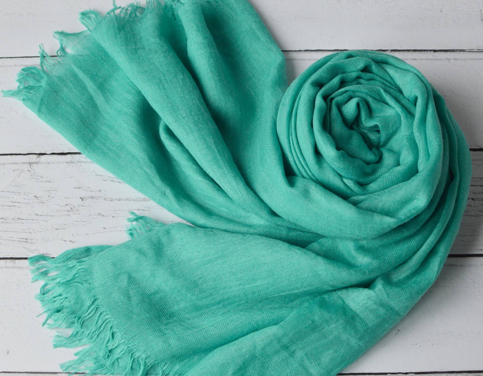 Sekunden Verkauf Aqua Grüner Schal Groß Leicht Super Soft Fine Weave Wrap in Einer Modal-Mischung Sekunden Verkauf Aqua Grüner Schal Groß Leicht Super Soft Fine Weave Wrap in Einer Modal-Mischung von AYStudioUK