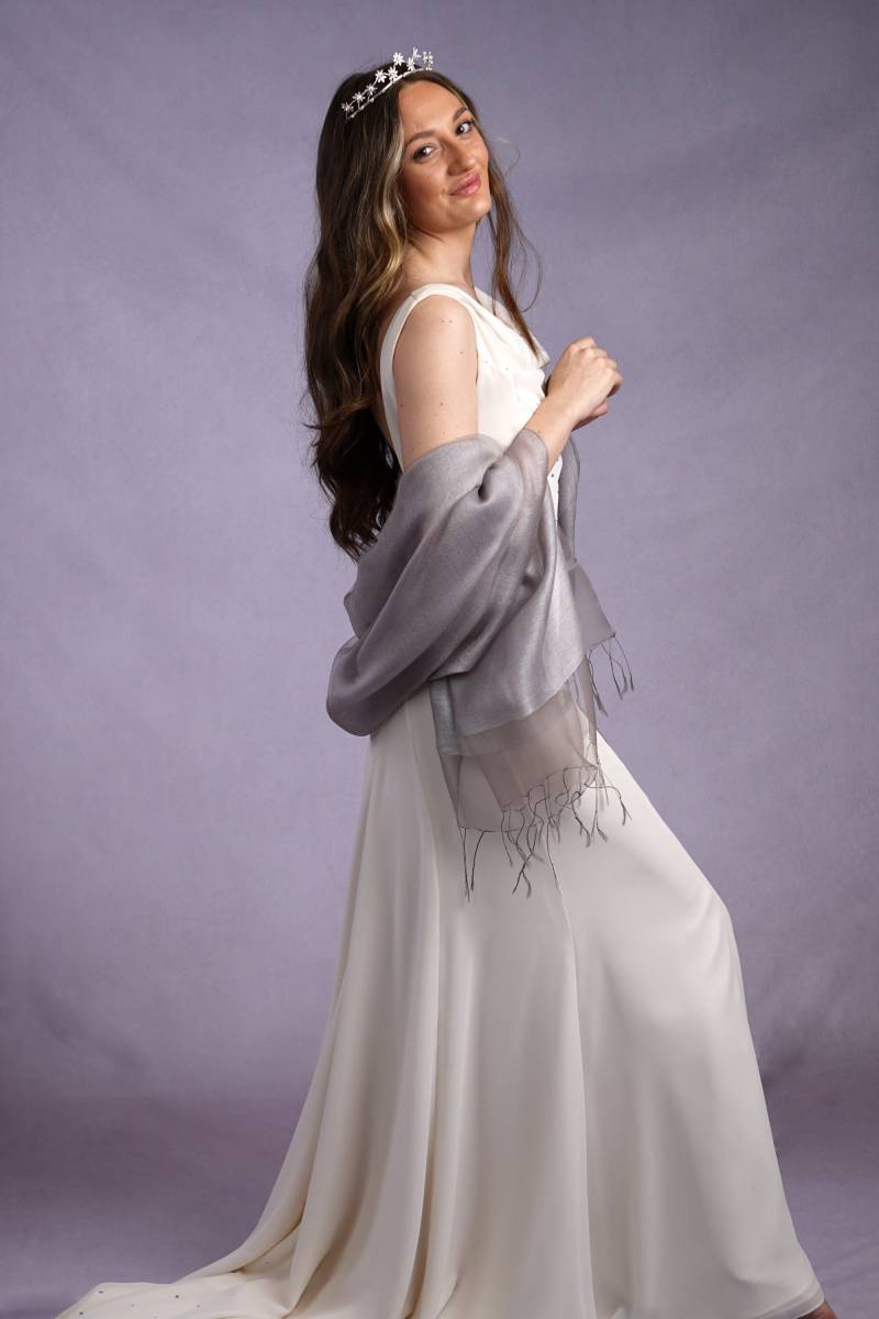 Silber Grau Wrap Sophia Organza Und Crepe Silk Viscose Quaste Besondere Anlässe Schal von AYStudioUK