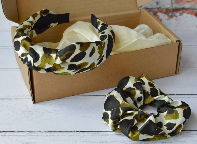 Stirnband Twisted Knot Leopard Print Olivgrün Seidiges Satin Starres Haarband Mit Passender Scrunchie Option von AYStudioUK