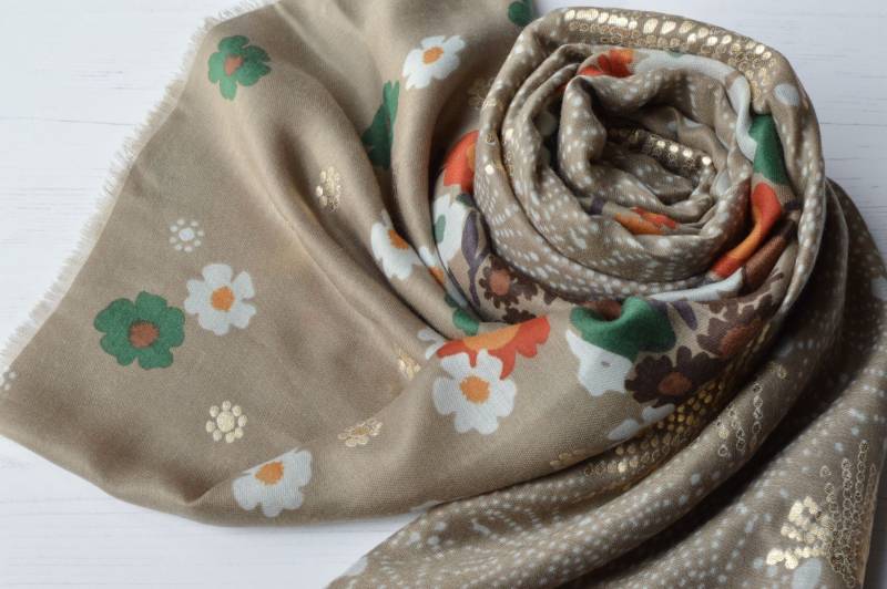 Taupe Beige Schal Mit Blumendruck Und Goldfolien-Overlay Weiche Große Wrap 1 Kaufen Erhalten Gratis von AYStudioUK