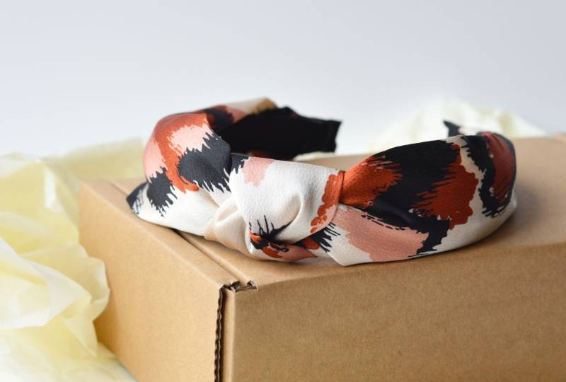 Twisted Knot Stirnband Creme Gebrannt Orange Und Schwarz Abstrakt Print Seidiger Stoff Kaufen 1 Erhalten Gratis von AYStudioUK
