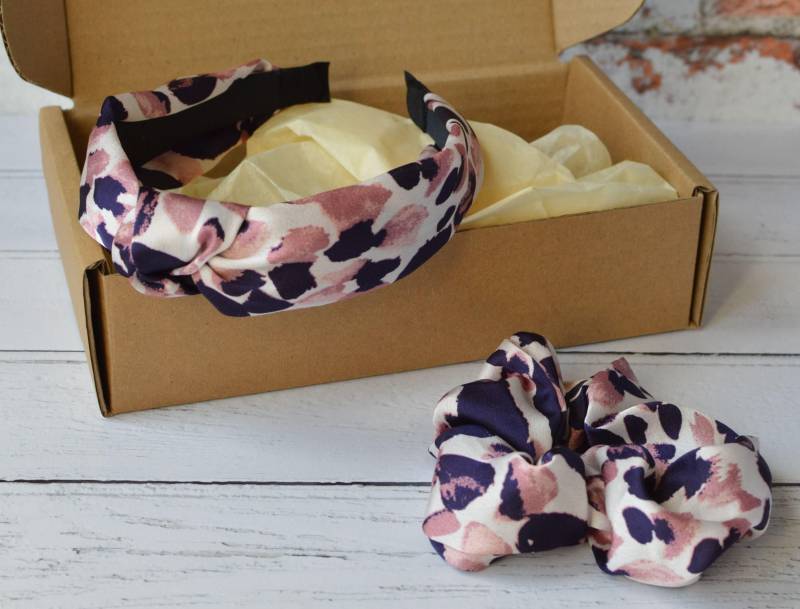 Verdrehtes Knoten Stirnband Leopard Print Rosa Seidiges Satin Starres Haarband Mit Passender Scrunchie Option von AYStudioUK