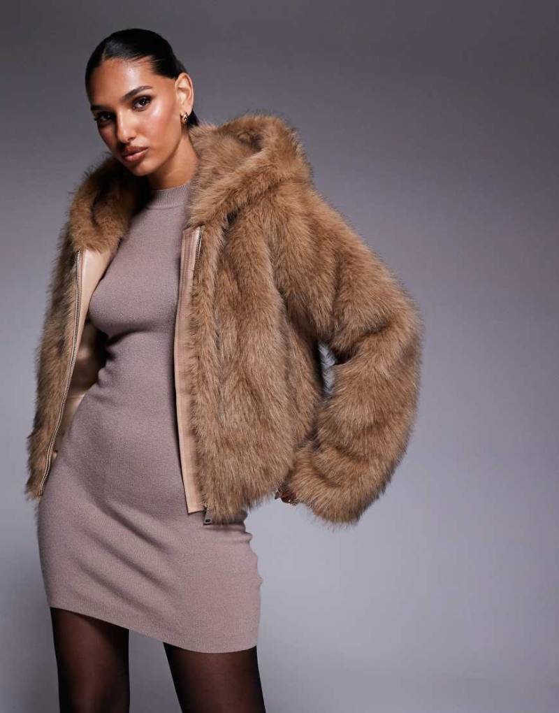 AZALEA WANG - Sugar - Kurz geschnittener Kunstpelzmantel mit Kapuze in Hellbraun-Brown von AZALEA WANG