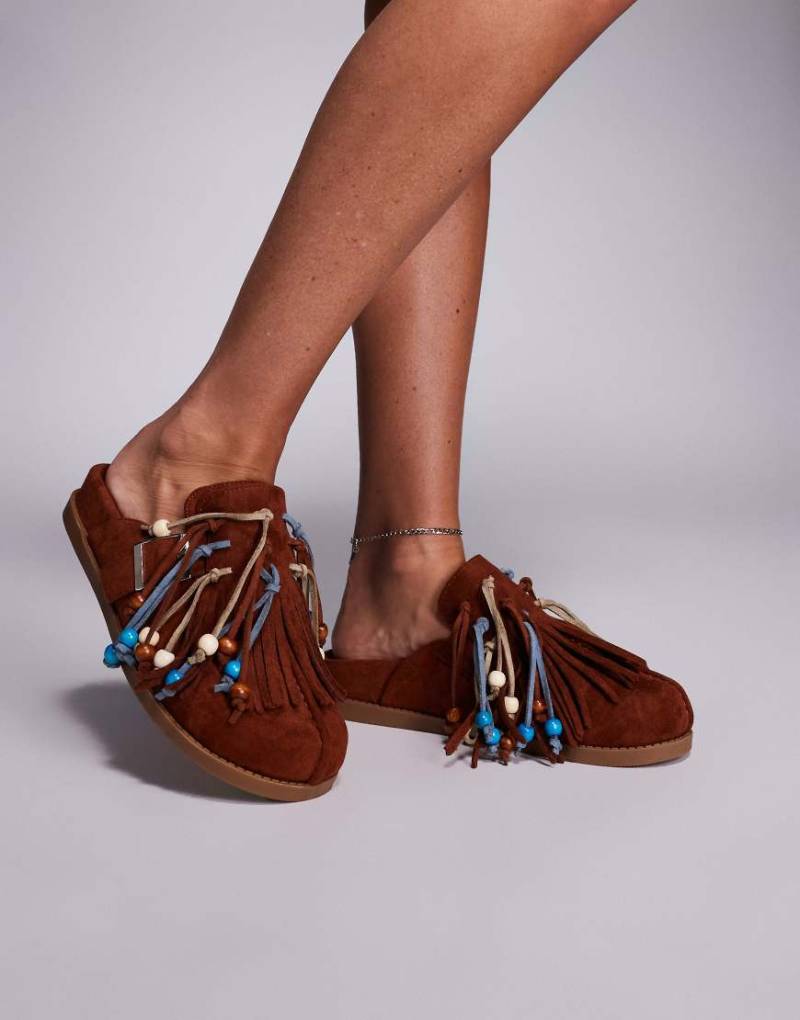 Azalea Wang - Abeille - Clogs in Braun mit Wildlederoptik und bunten Quasten von AZALEA WANG