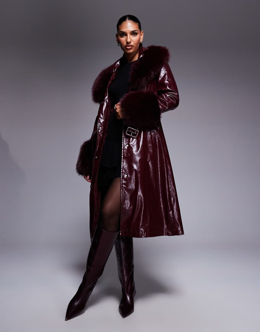 Azalea Wang - Asher - Trenchcoat aus Kunstleder in Burgunderrot und Kunstpelzbesatz Azalea Wang - Asher - Trenchcoat aus Kunstleder in Burgunderrot und Kunstpelzbesatz von AZALEA WANG