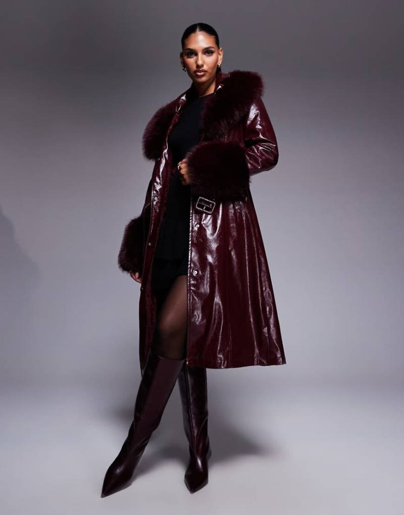 Azalea Wang - Asher - Trenchcoat aus Kunstleder in Burgunderrot und Kunstpelzbesatz Azalea Wang - Asher - Trenchcoat aus Kunstleder in Burgunderrot und Kunstpelzbesatz von AZALEA WANG