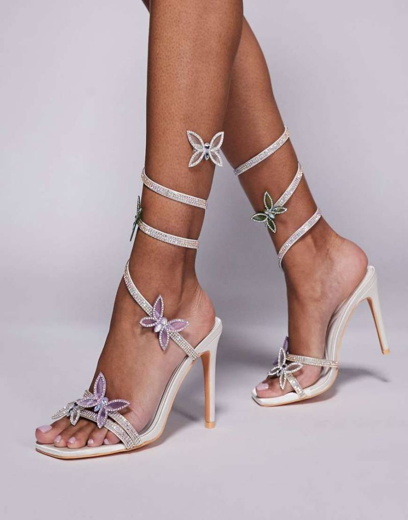 Azalea Wang - Carya - Sandaletten in Weiß mit spiralförmigem Riemen, hohem Absatz und Schmetterling-Details von AZALEA WANG