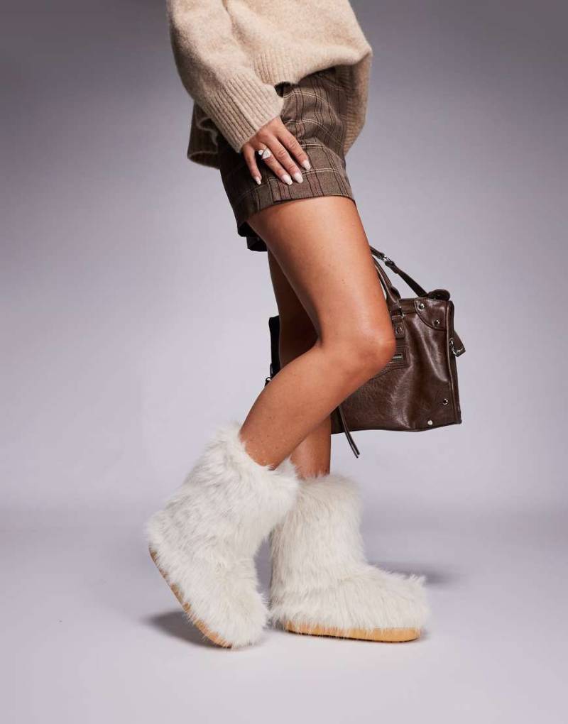 Azalea Wang - Dipa - Flauschige Stiefeletten in Elfenbein-Weiß von AZALEA WANG