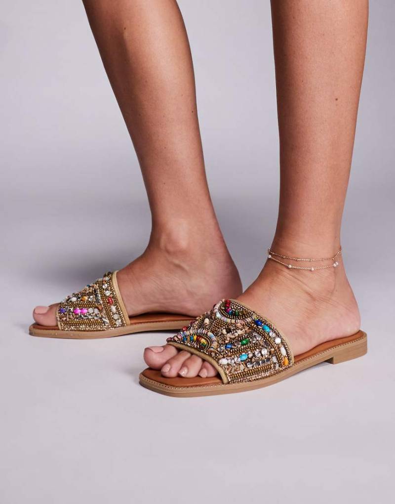 Azalea Wang - Flache Sandalen in Hellbraun mit Verzierung von AZALEA WANG