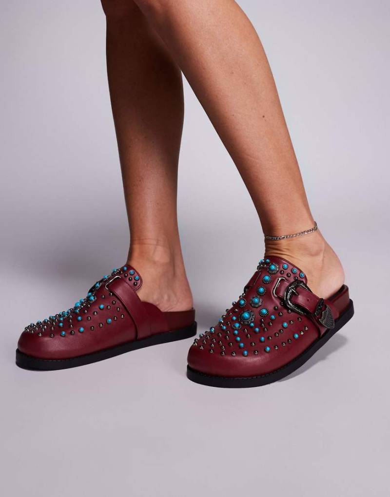 Azalea Wang - Flair - Clogs in Burgunderrot mit Nietenbesatz und Schnallendetail von AZALEA WANG