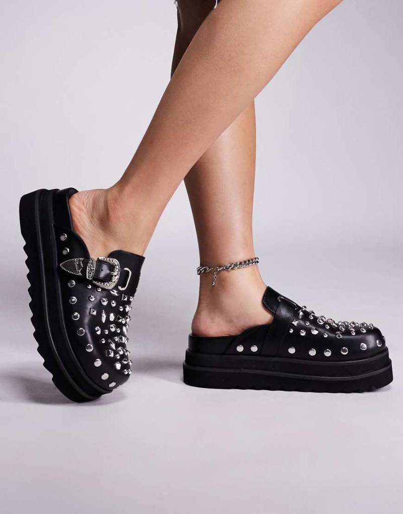 Azalea Wang - Gabir - Mit Nieten besetzte Clogs aus schwarzem Kunstleder von AZALEA WANG