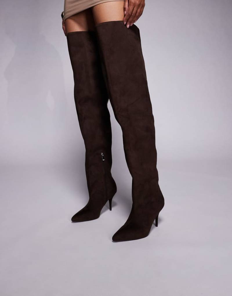Azalea Wang - Halina - Geraffte Overknee-Stiefel in Schokobraun Azalea Wang - Halina - Geraffte Overknee-Stiefel in Schokobraun von AZALEA WANG