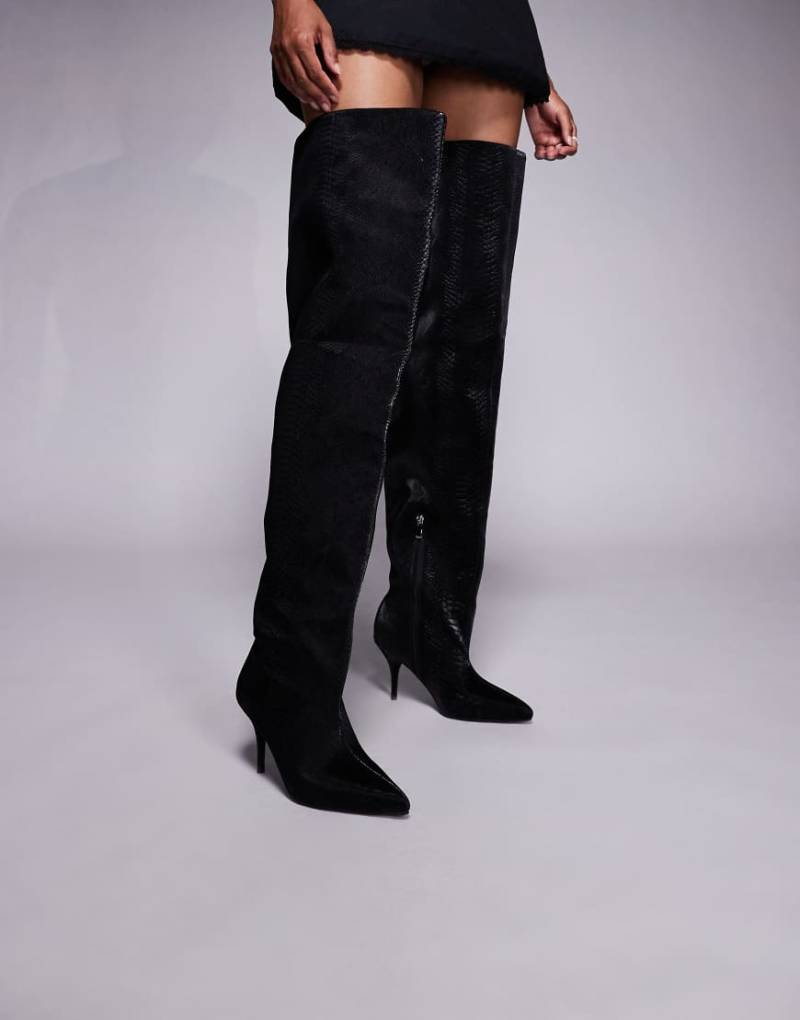 Azalea Wang - Halina - Schwarze Overknee-Stiefel mit gerafftem Design und Schlangenmuster von AZALEA WANG