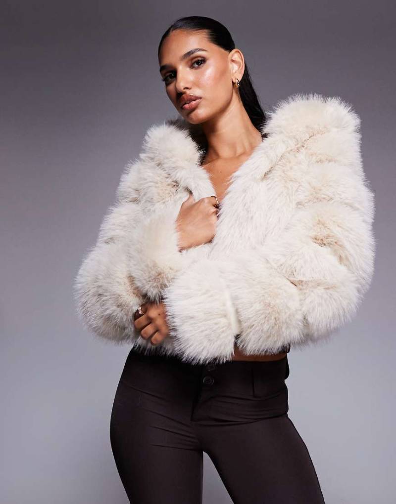 Azalea Wang - Jolene - Kurz geschnittener Mantel aus Kunstpelz in Creme mit Kapuze-Weiß von AZALEA WANG