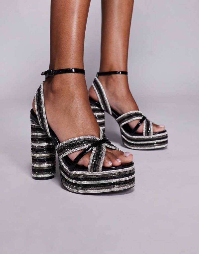 Azalea Wang - Kinslee - Verzierte Sandalen in Schwarz und Weiß mit Plateausohle von AZALEA WANG