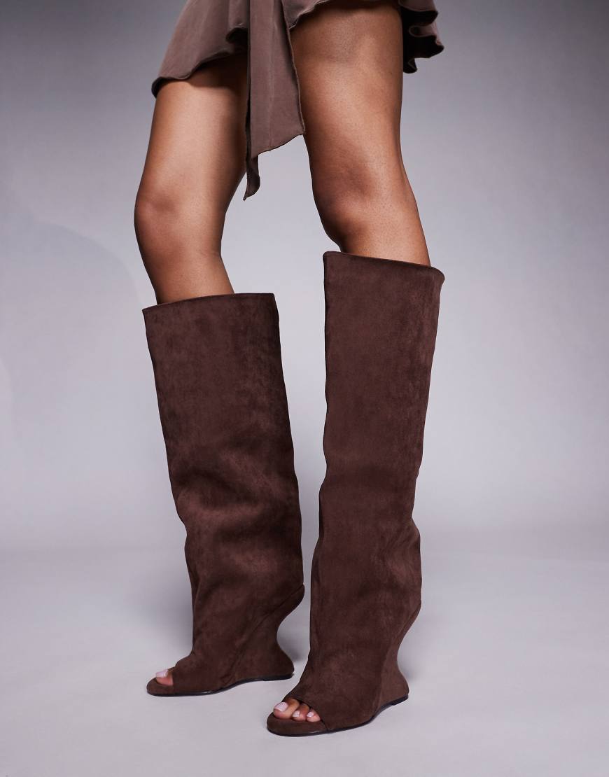 Azalea Wang - Kniehohe Keilabsatz-Stiefel in Wildleder-Taupe-Braun von AZALEA WANG