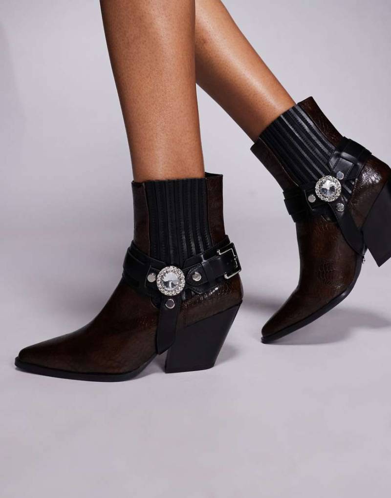 Azalea Wang - Lenkov - Cowboy-Stiefeletten in Braun mit Absatz und Gurtdetail von AZALEA WANG