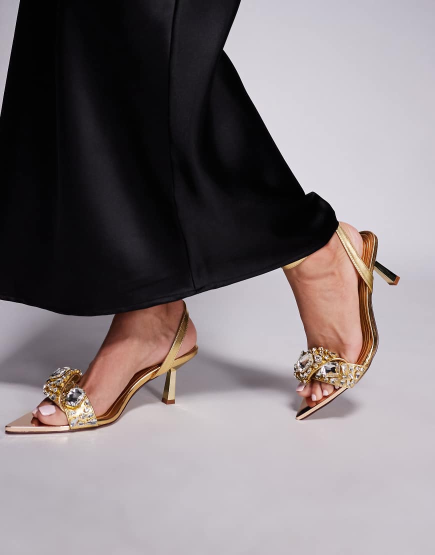 Azalea Wang - Lethe - Sandalen in Gold mit spitzer Zehenpartie und Verzierung-Goldfarben Azalea Wang - Lethe - Sandalen in Gold mit spitzer Zehenpartie und Verzierung-Goldfarben von AZALEA WANG