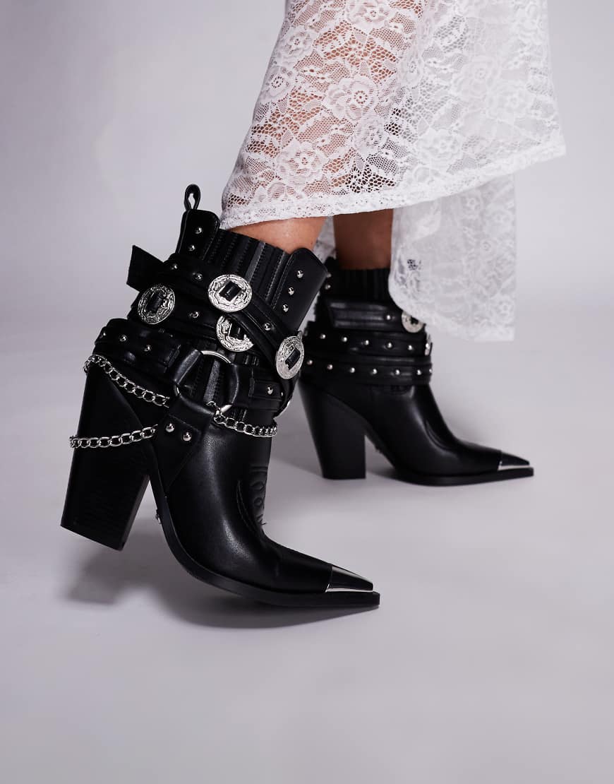 Azalea Wang - Riggins - Klobige Cowboy-Ankle-Boots in Schwarz mit Schnallen von AZALEA WANG