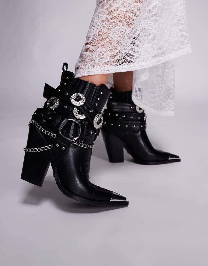 Azalea Wang - Riggins - Klobige Cowboy-Ankle-Boots in Schwarz mit Schnallen von AZALEA WANG