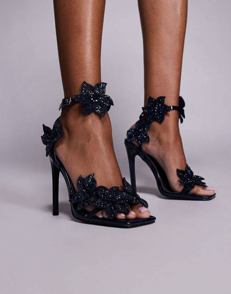 Azalea Wang - Romi - Sandaletten in Marineblau mit hohem Absatz und verzierten Blumen von AZALEA WANG