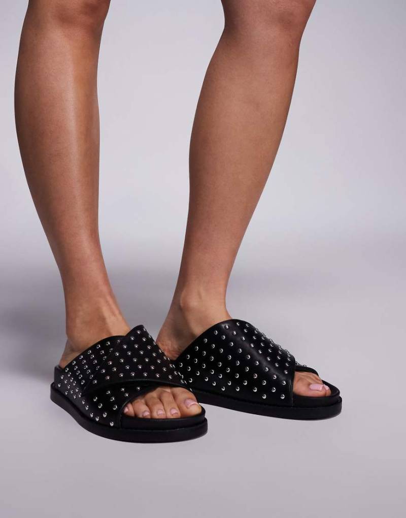 Azalea Wang - Valdis - Sandalen in Schwarz mit überkreuzten Riemen und Nietenbesatz von AZALEA WANG