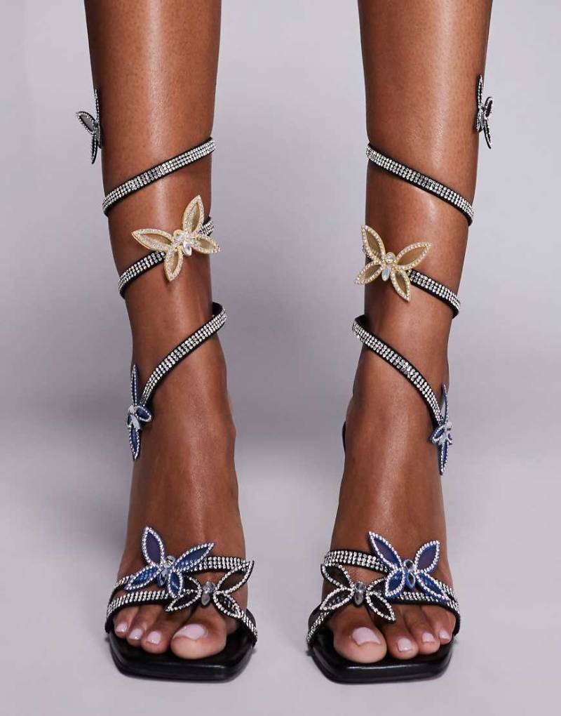 Azalea Wang - Zarya - Sandaletten in Schwarz mit spiralförmigem Riemen, hohem Absatz und Schmetterling-Details von AZALEA WANG