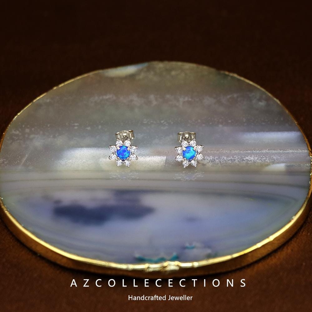 Halo-Opalohrringe Mit Diamantsimulanzien - Weiße Opalcabochon-Ohrstecker, Oktober Geburtsstein, Echter Edelstein von AZCollecections