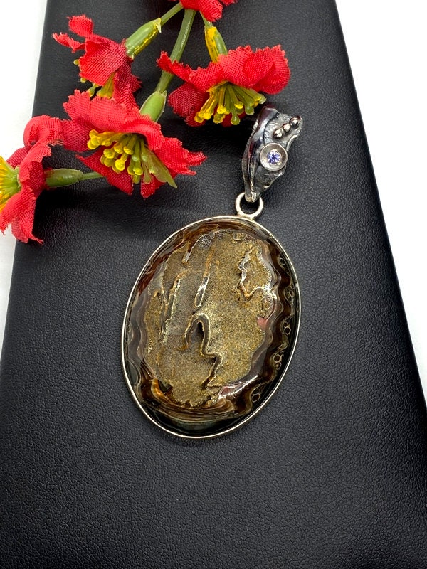 Großer Ammonit Druzy Anhänger Handgemachtes Sterling Silber 925, Iolite Akzent Großer Ammonit Druzy Anhänger Handgemachtes Sterling Silber 925, Iolite Akzent von AZRockShopUS