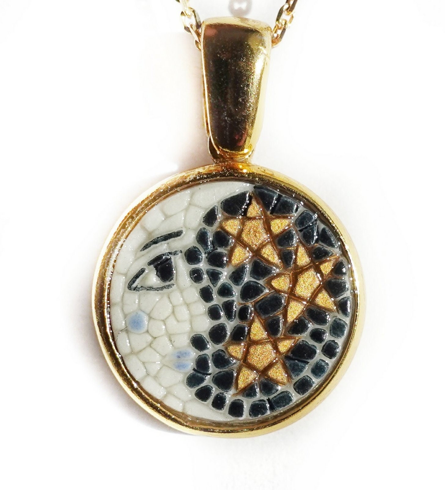 Der Mond Und Sterne Mikromosaik Anhänger in Massivem 14K Gold von AZUREbyKYPARISSOS