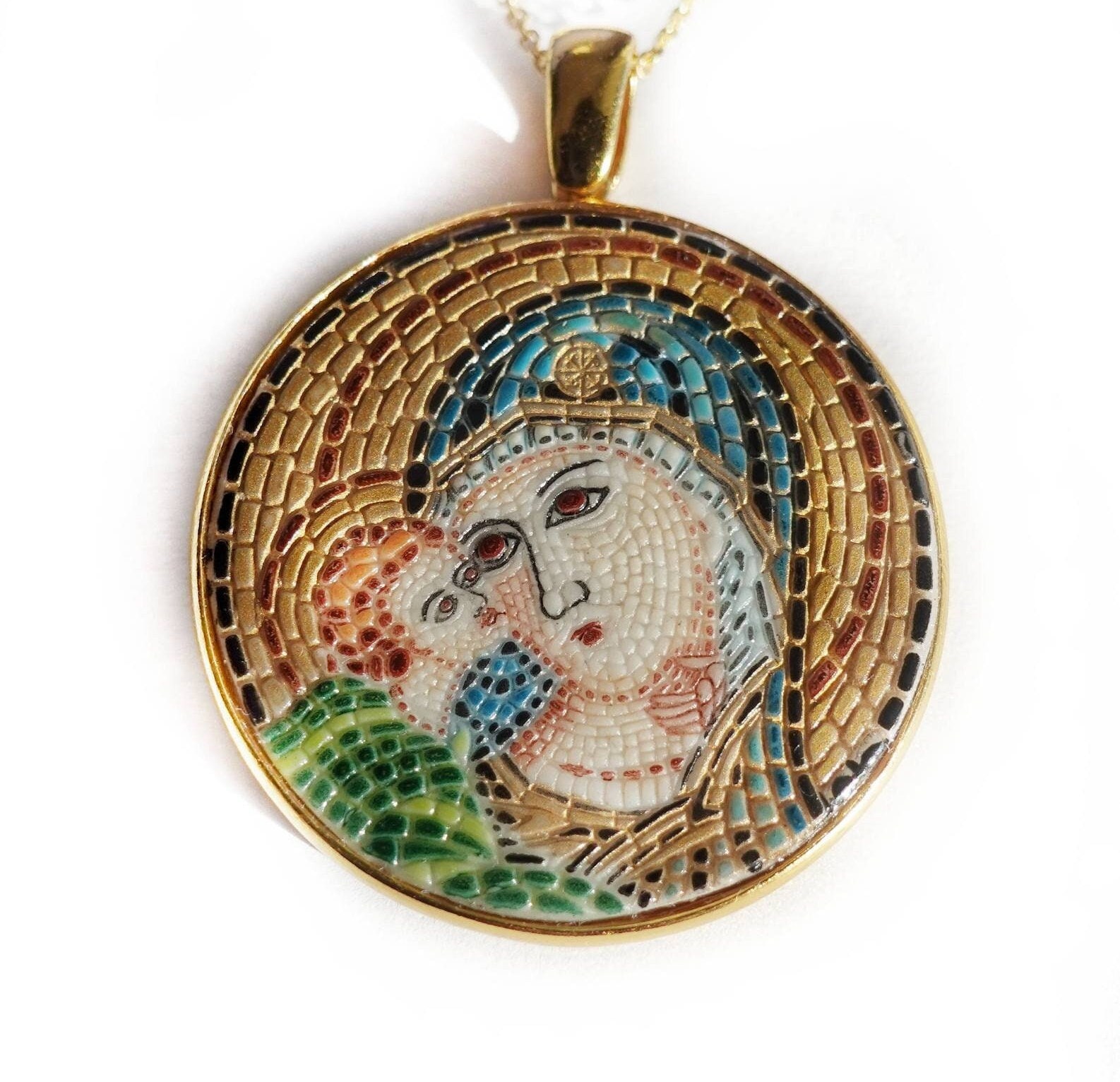 Mutter Maria Und Baby Jesus Mikromosaik Anhänger in Massivem 14K Gold von AZUREbyKYPARISSOS