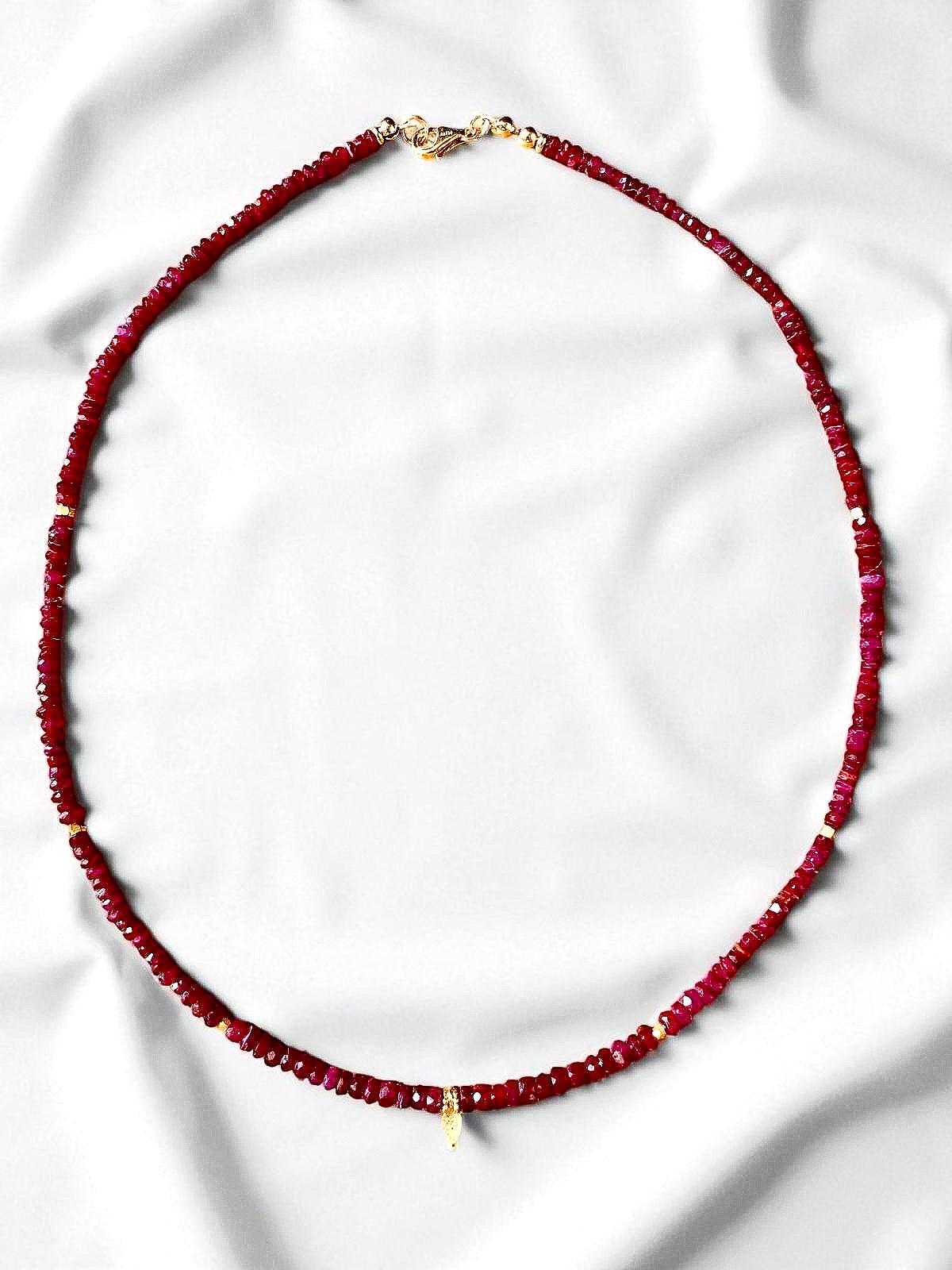 Aarushi - Natürliche Rubin Halskette Mit 18K Gold Elementen von AadhyamArtisanJewels