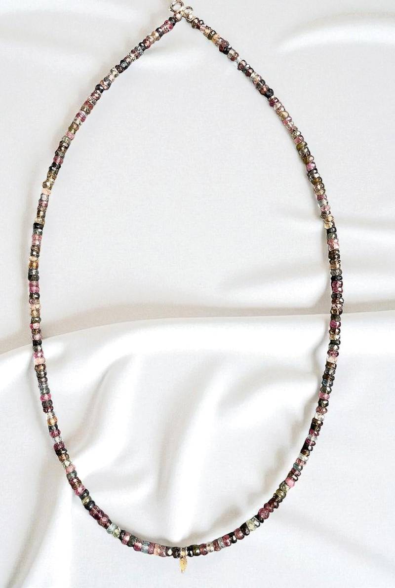 Ila - Multi-Turmalin Edelsteinkette Mit 18K Gold Elementen Ila - Multi-Turmalin Edelsteinkette Mit 18K Gold Elementen von AadhyamArtisanJewels