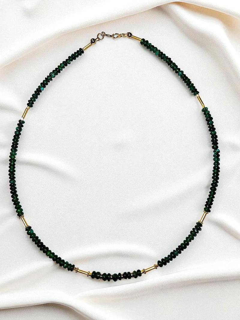 Madhuri - Natürliche Smaragd-Edelstein-Halskette Mit 18K Gold-Elementen von AadhyamArtisanJewels