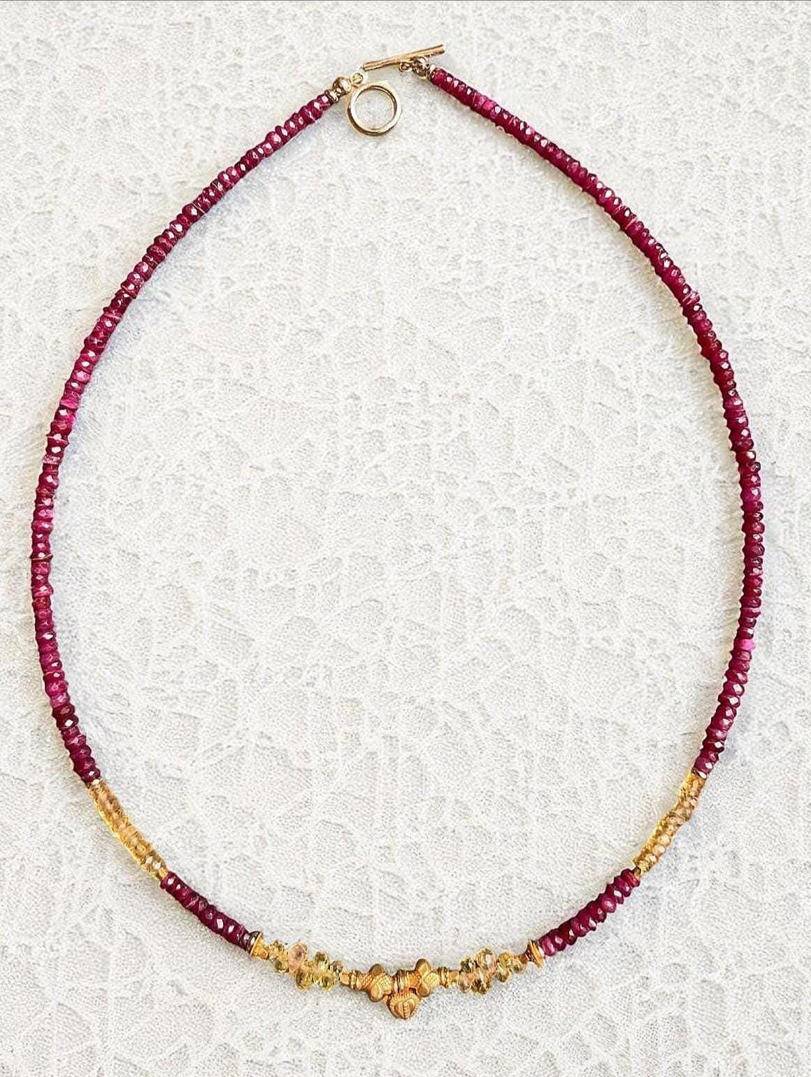 Meenakshi - Natürliche Rubin & Gelber Saphir Edelstein Halskette Mit 18K Gold Elementen von AadhyamArtisanJewels