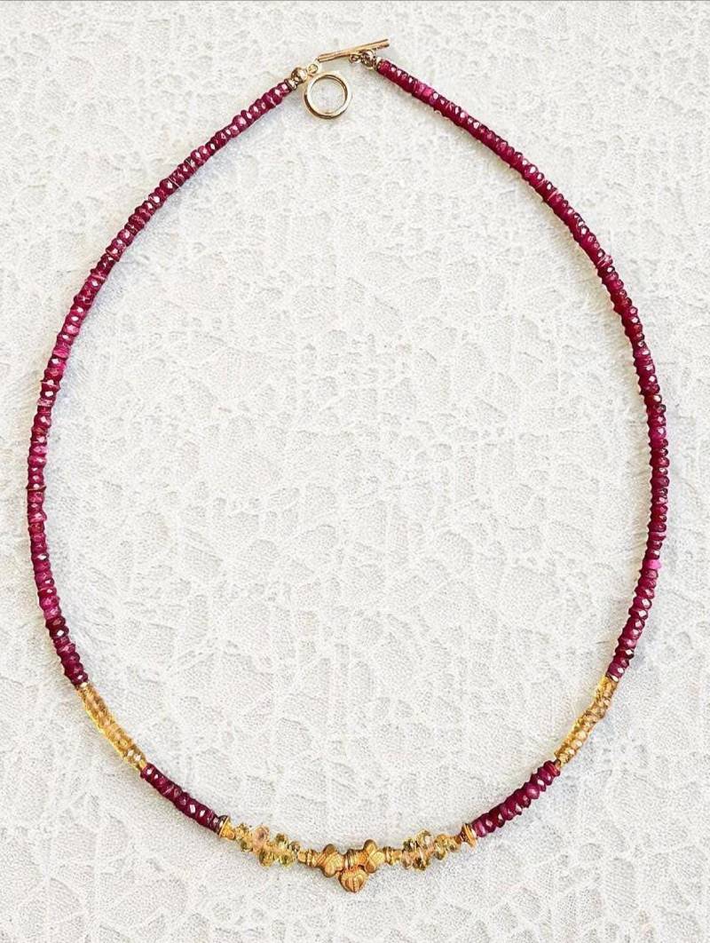 Meenakshi - Natürliche Rubin & Gelber Saphir Edelstein Halskette Mit 18K Gold Elementen Meenakshi - Natürliche Rubin & Gelber Saphir Edelstein Halskette Mit 18K Gold Elementen von AadhyamArtisanJewels