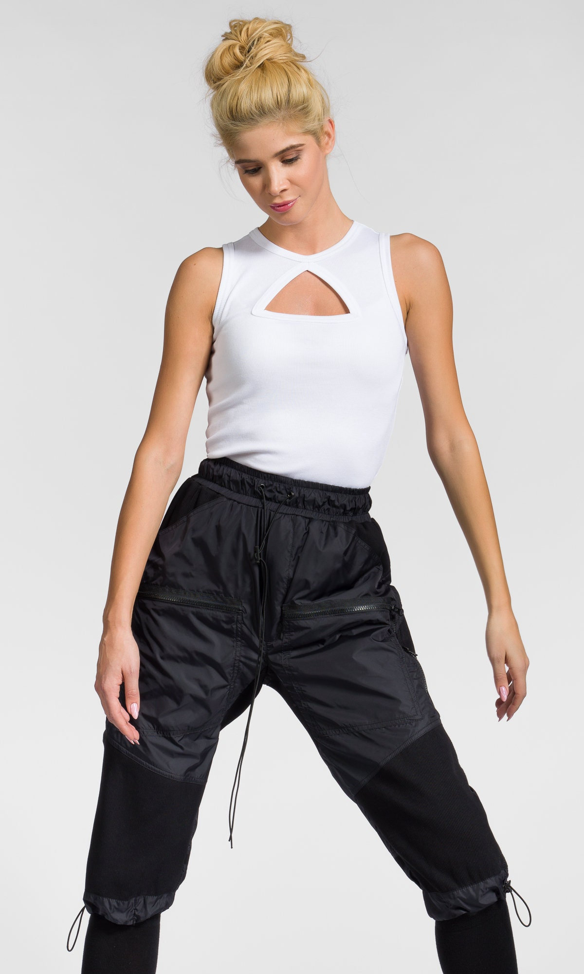 Ärmelloses Triangle Cut-Out Top von Aakasha