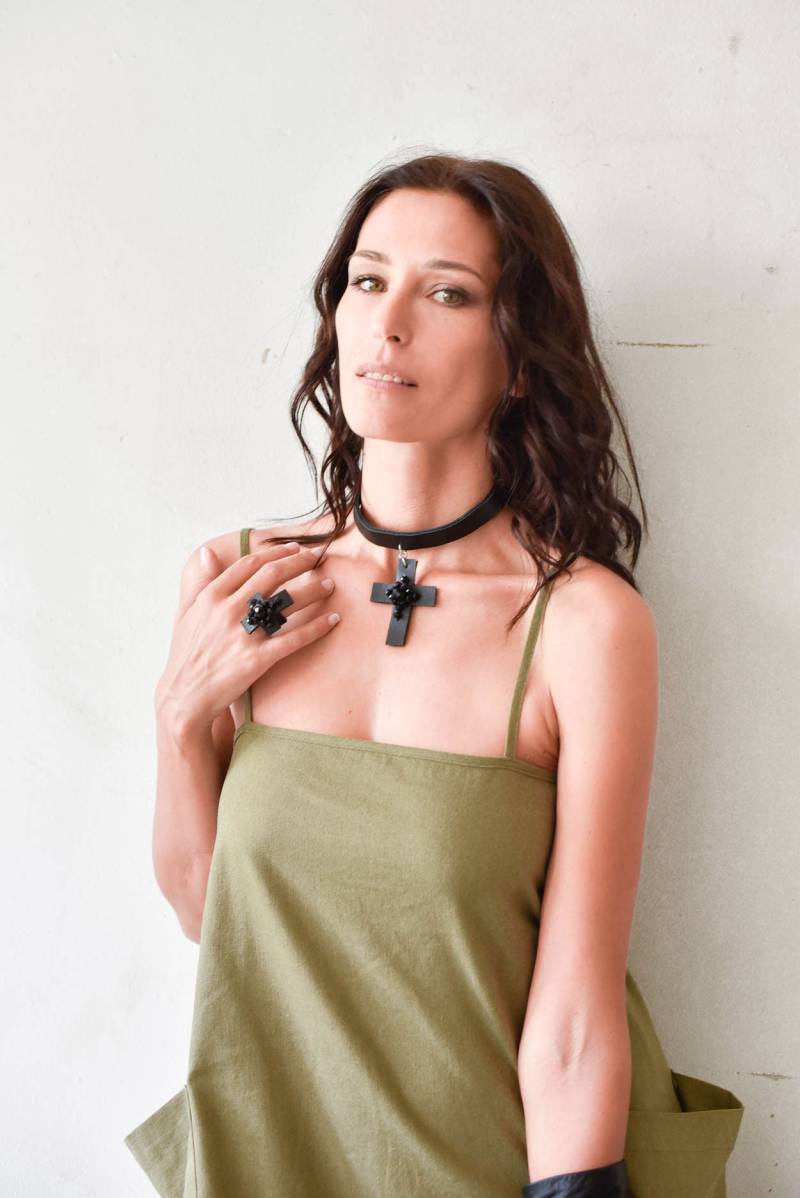 Chocker Aus Leder Mit Kreuz A16869 von Aakasha