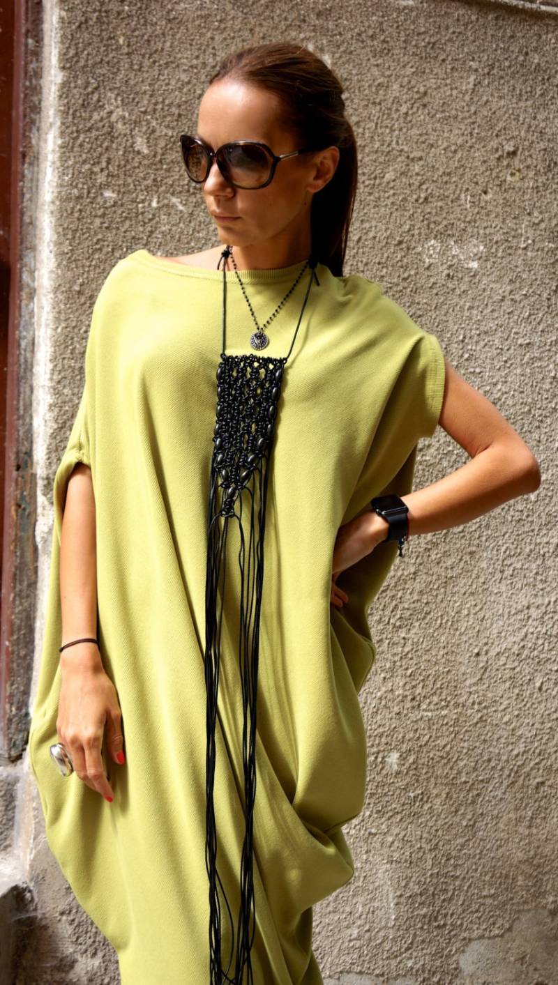 Extra Lange Makramee Lederkette Mit Holzperlen Von Aakasha A16315 von Aakasha