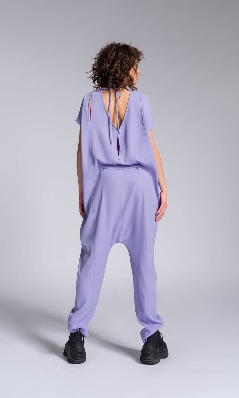 Jumpsuit Mit Tiefem Schritt Und Verstellbarem Gürtel A19622 von Aakasha