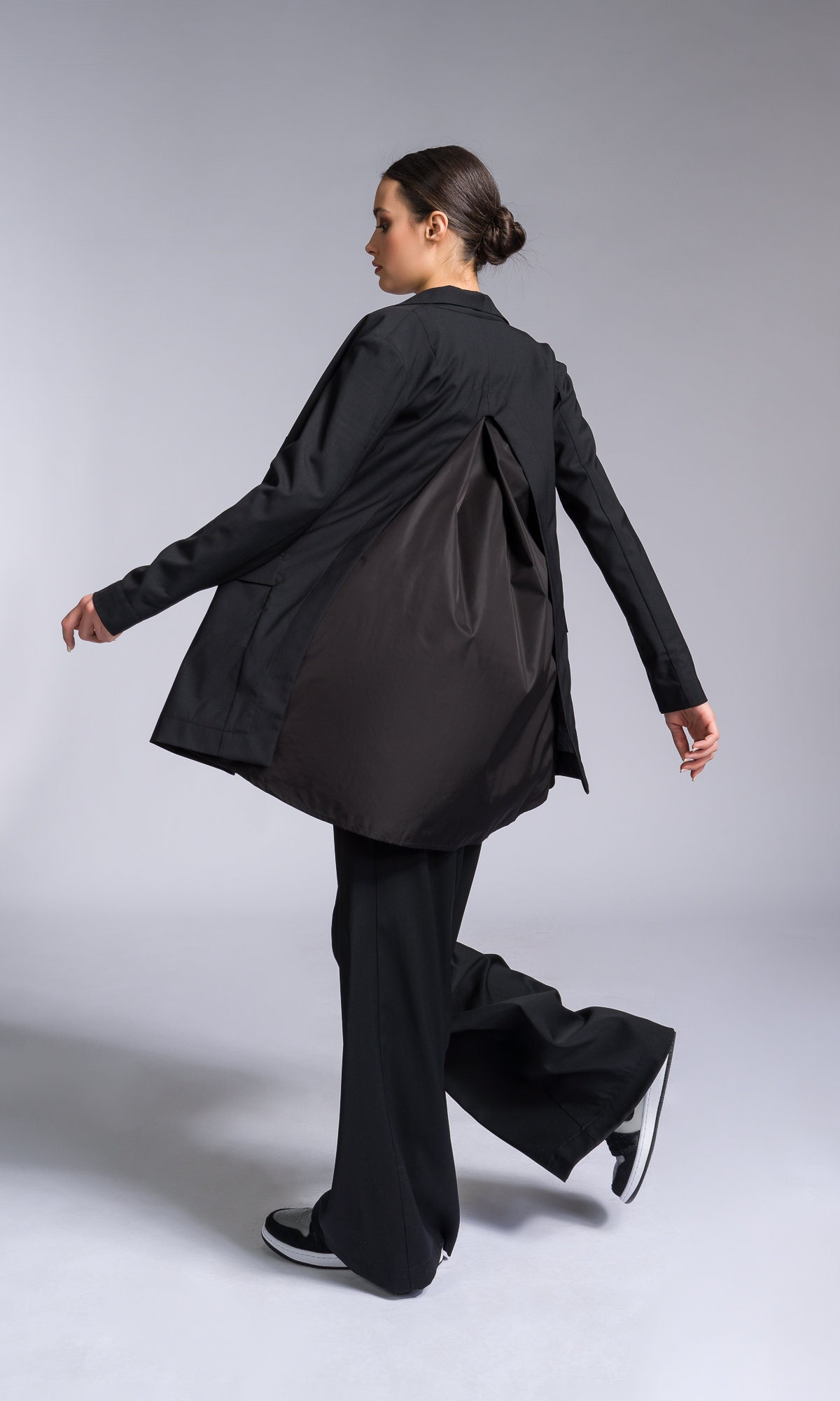 Kontrastierende Details Blazer Mit Roll-Up Ärmeln A92203 von Aakasha