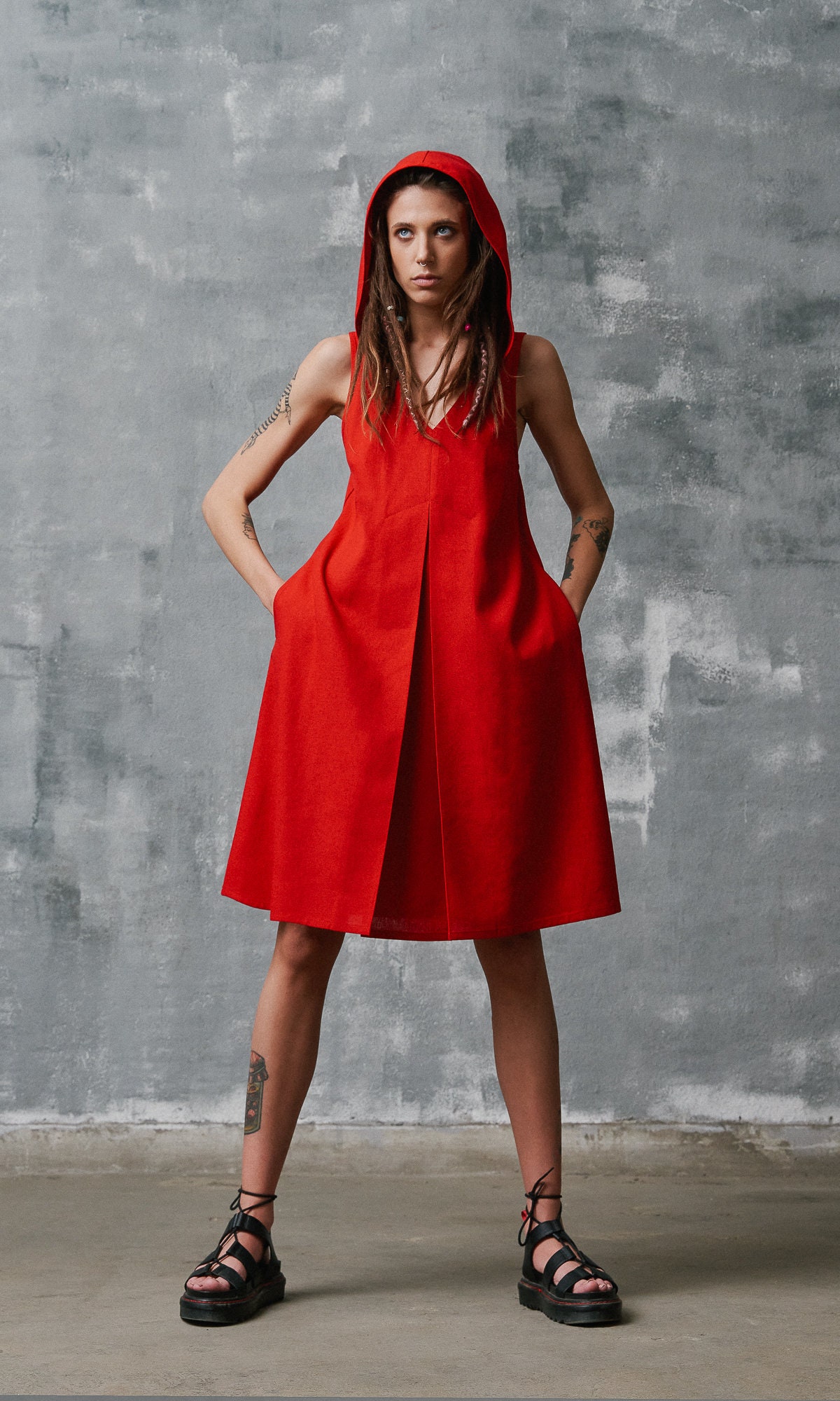 Leinen Minikleid Mit Kapuze, Ärmelloses Kleid Falten Vorne, Seitentaschen in Plus Größe von Aakasha