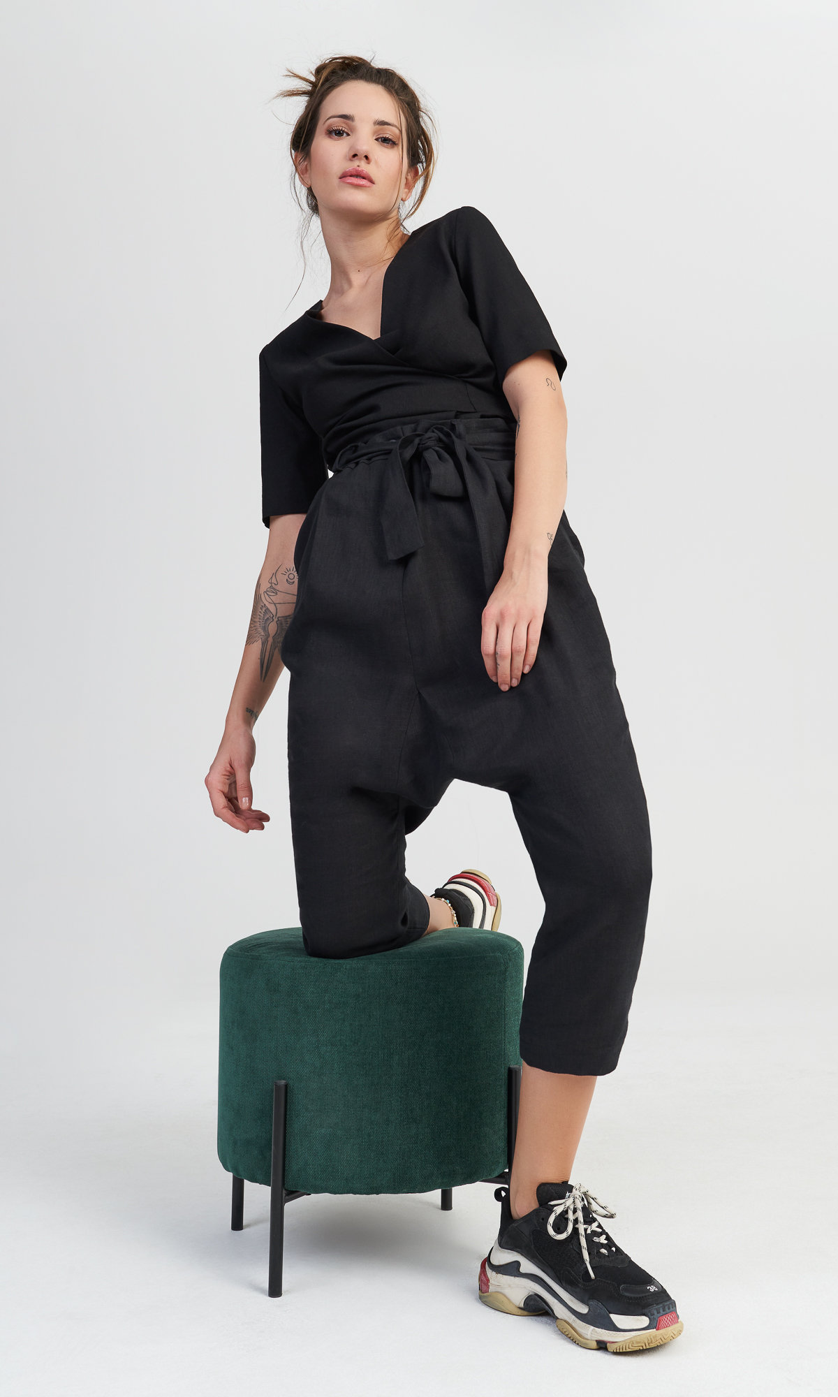 Leinen Hose Mit Gürtel Und Tiefem Schritt von Aakasha