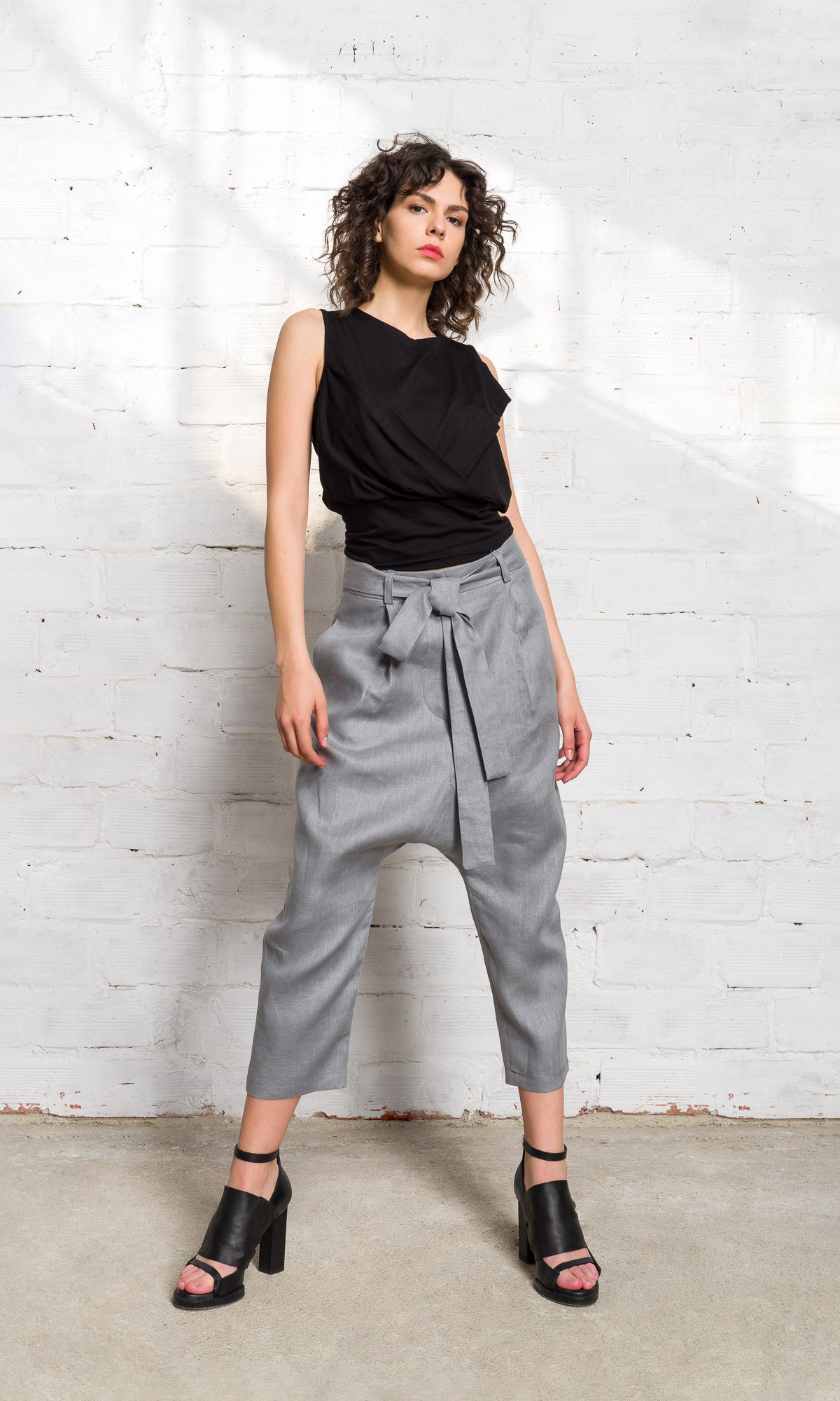 Leinenhose Mit Tiefem Schritt Und Gürtel, Handgefertigte Seitentaschen Für Nachhaltige Kleidung von Aakasha