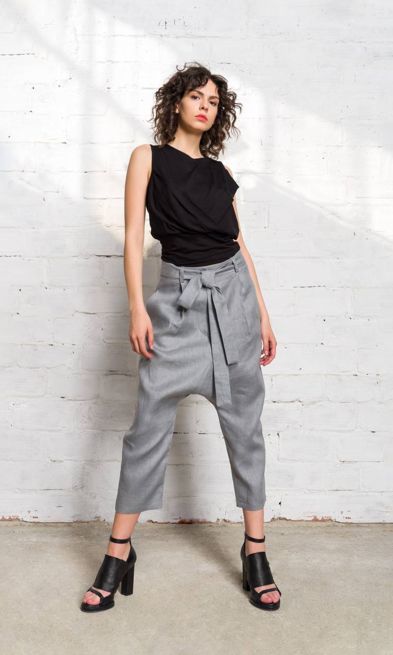 Leinenhose Mit Tiefem Schritt Und Gürtel, Handgefertigte Seitentaschen Für Nachhaltige Kleidung von Aakasha