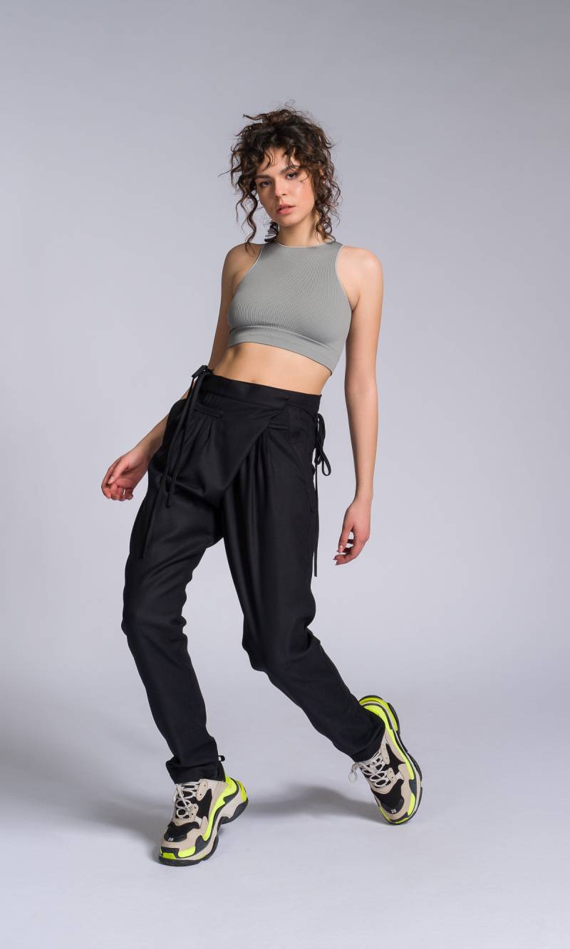 Karierte Hose Aus 100% Rohwolle, Überschnitt Vorne, Seitentaschen Mit Lockerer Passform von Aakasha