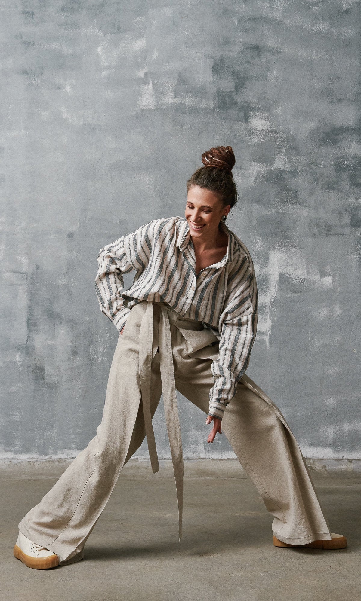 Lockere Leinenhose, Hose Mit Weitem Bein, Gürtel Und Seitentaschen von Aakasha