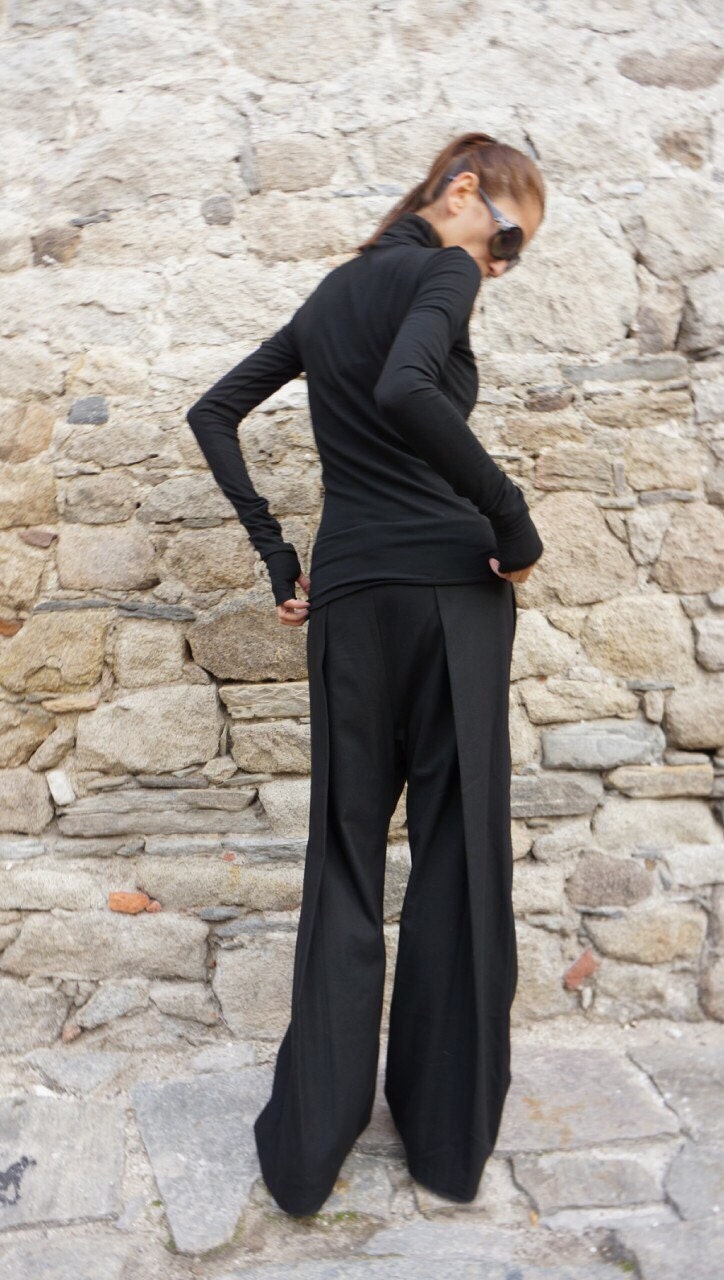 Lockere Schwarze Hose Mit Weitem Bein Extravagante Seitentaschen Gürtelknopf Und Reißverschluss Taille Handmade By Aakasha A05115 von Aakasha